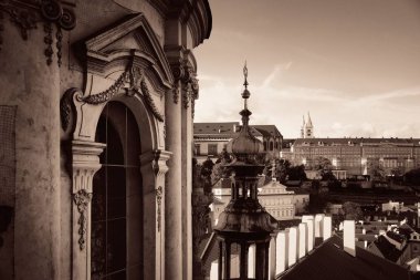 Prag Çek Cumhuriyeti tarihi binalar çatı manzaralı.