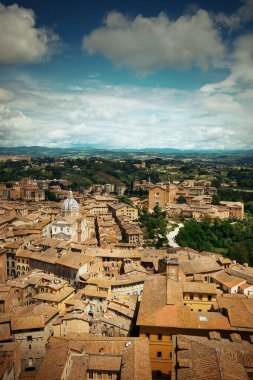 İtalya 'da tarihi binaları olan Ortaçağ şehri Siena çatı manzaralı