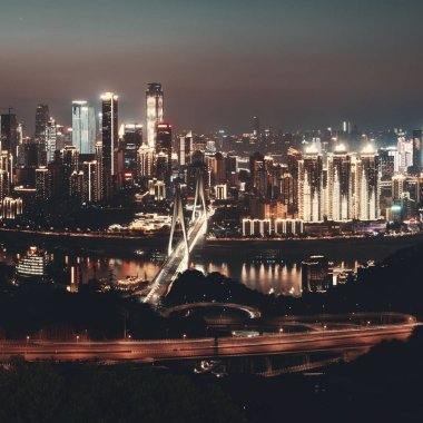 Chongqing kentsel mimarisi ve şehir merkezi geceleri Çin 'de yükselişte.