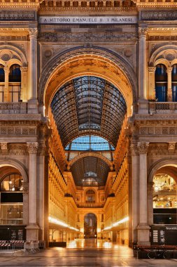 Galleria Vittorio Emanuele II alışveriş merkezi iç, Milano, İtalya.