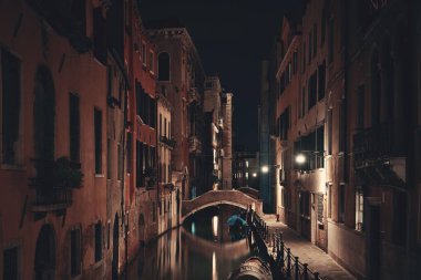 Venedik kanal manzaralı Köprüsü ve tarihi binaların, İtalya ile gece.