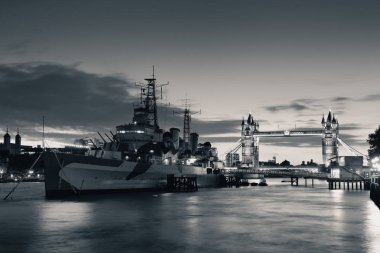 HMS belfast savaş gemisi ve tower bridge uygulamasında Londra'da thames Nehri 