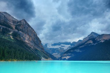 Kanada 'da orman ve dağlarla Banff Milli Parkı' nda Louise Gölü.