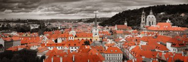 Prag, Çek Cumhuriyeti 'ndeki tarihi binalarla çatısı manzaralı.