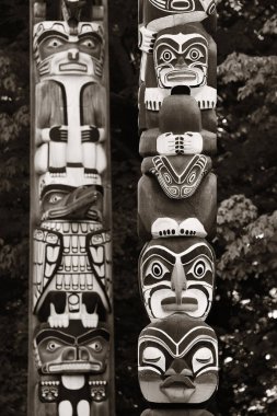 Kanada, Vancouver 'daki Stanley parkında Hint totem direkleri.