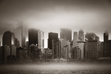 New York'un şehir merkezi iş bölgesinde sisli gün