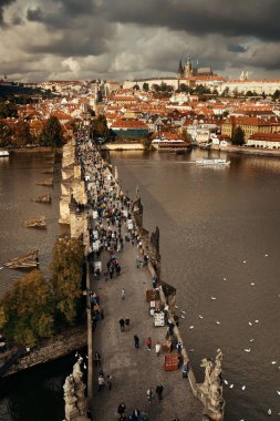 Çek Cumhuriyeti 'nde Prag ufuk çizgisi ve nehir üzerinden köprü.