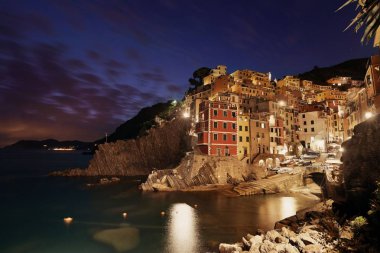 Riomaggiore rıhtım manzaralı Cinque Terre 'de geceleri binalar, İtalya.