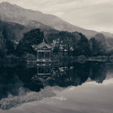 Dali, Yunnan, Çin 'de gölün yansımalarıyla gün doğumu.