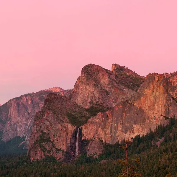 Yosemite Tal Bei Sonnenuntergang Mit Bergen Und Wasserfällen — Stockfoto