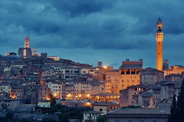 中世の町シエナ スカイライン ビューに鐘楼と夜のイタリアの歴史的建造物 — ストック写真