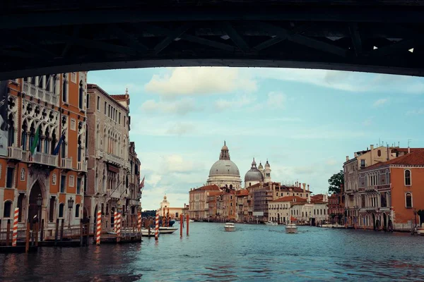 Ocupado Canal Venecia Iglesia Santa Maria Della Salute Italia — Foto de Stock
