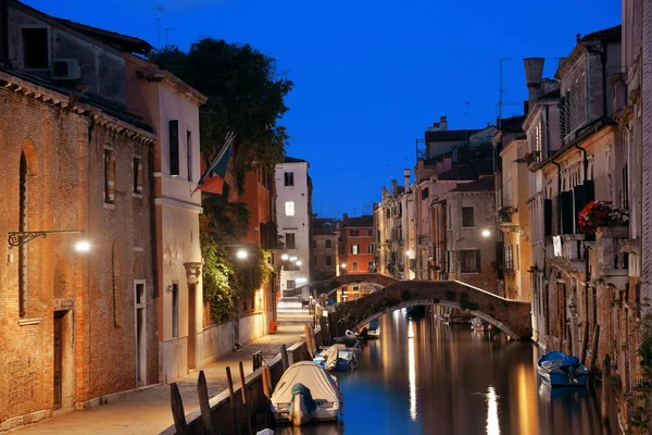 夜の橋と歴史的建造物 イタリア ヴェネツィア運河ビュー — ストック写真