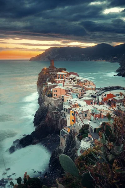 Coucher Soleil Coloré Sur Vernazza Avec Des Bâtiments Sur Des — Photo