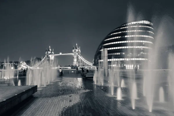 Puente Torre Londres Ayuntamiento Fuente Por Noche Distrito Financiero — Foto de Stock