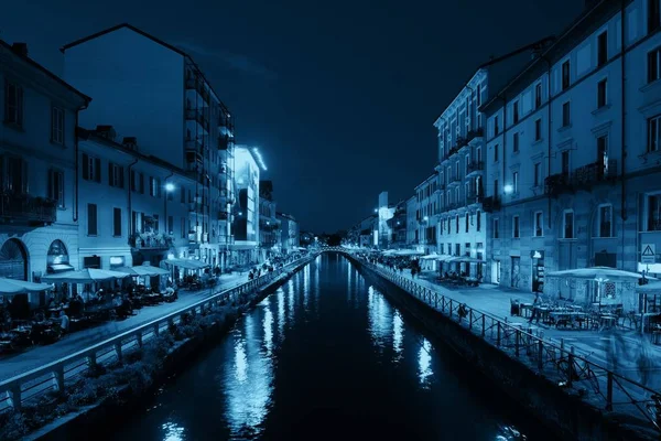 Naviglio 格兰特运河夜生活与餐馆和酒吧在意大利米兰 — 图库照片