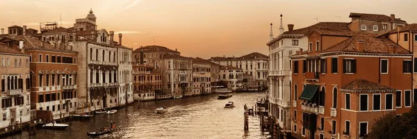 歴史的建造物は イタリアでヴェネツィア大運河夕暮れの景色 — ストック写真
