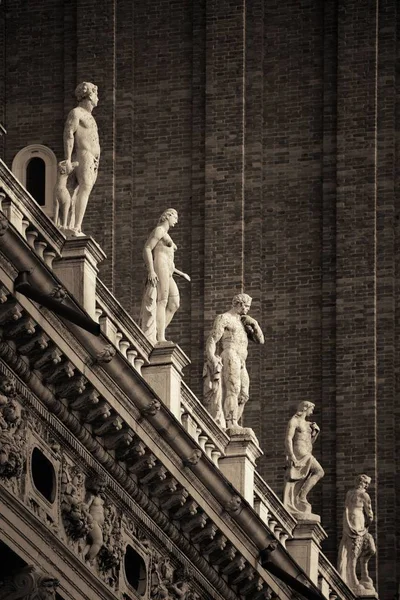 意大利威尼斯圣马可广场历史建筑中的雕像 — 图库照片
