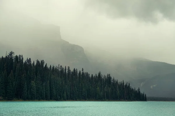 Lac Émeraude Avec Brouillard Dans Parc National Yoho Canada — Photo