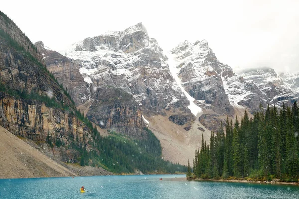 Lac Moraine Avec Montagne Enneigée Parc National Banff Canada — Photo