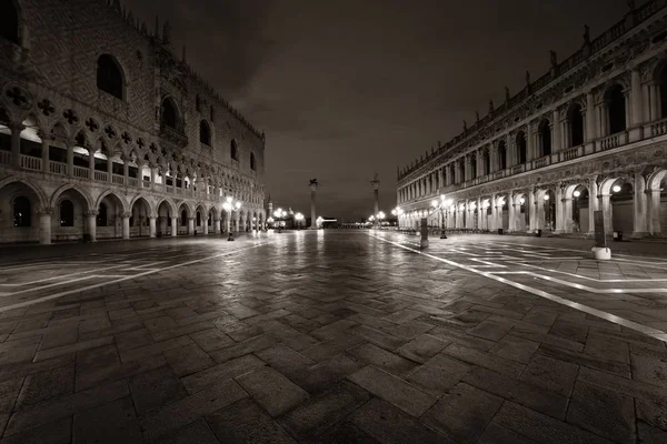 Ιστορικά Κτίρια Νύχτα Στην Πλατεία Του Αγίου Μάρκου Στη Βενετία — Φωτογραφία Αρχείου