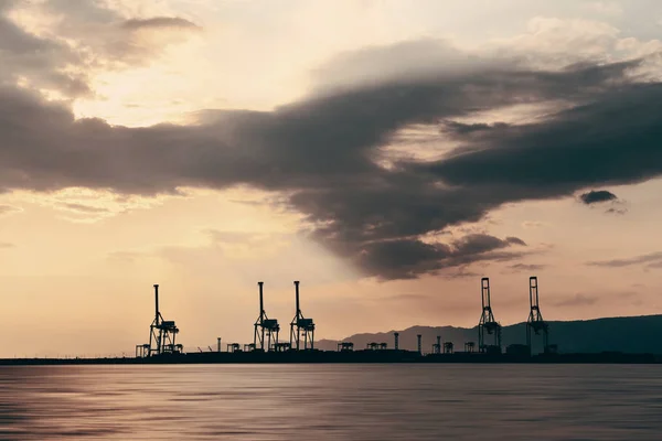 Osaka Seaport Batımında Vinç Siluetleri Ile Japonya — Stok fotoğraf