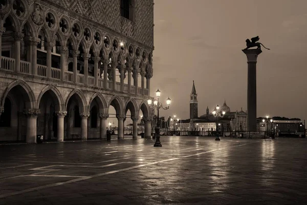 Szent Márk Tér Éjjel Történelmi Építészettel San Giorgio Maggiore Templommal — Stock Fotó