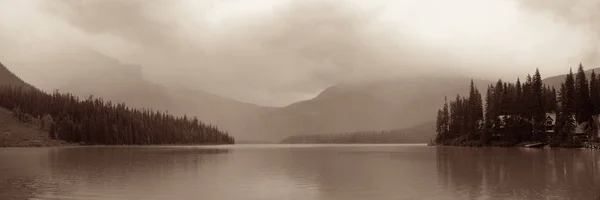 Lago Esmeralda Com Nevoeiro Parque Nacional Yoho Canadá — Fotografia de Stock