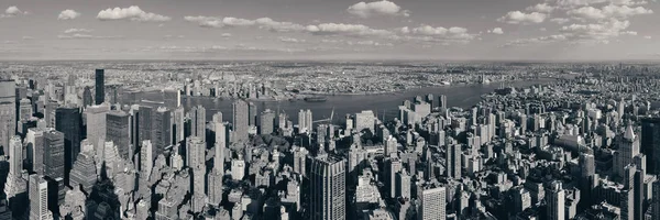 纽约市曼哈顿东侧的全景 摩天大楼和东河 — 图库照片
