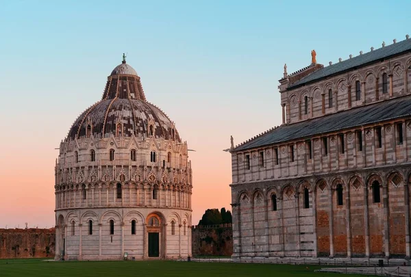 日の出イタリアの教会のドームのピサのドゥオモ広場 — ストック写真