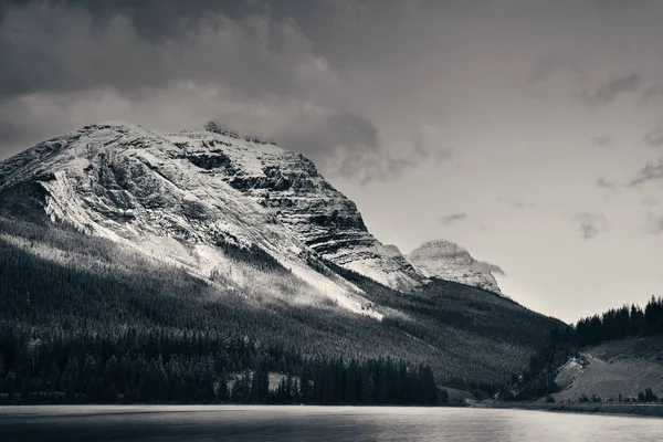 Lago Montaña Con Reflexión Niebla Atardecer Parque Nacional Banff Canadá —  Fotos de Stock