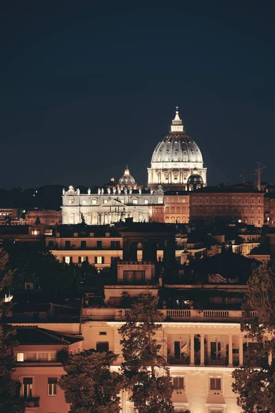 梵蒂冈圣彼得大教堂晚上 — 图库照片