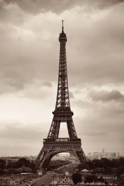 Πύργος Του Άιφελ Δρόμο Και Κίνηση Στο Παρίσι Γαλλία — Φωτογραφία Αρχείου