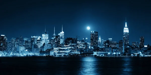 Salida Luna Sobre Centro Manhattan Con Horizonte Ciudad Por Noche —  Fotos de Stock