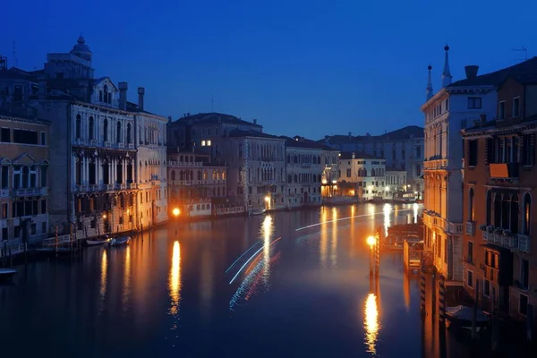 Venedik Kanal Manzaralı Tarihi Binalar Talya Ile Gece — Stok fotoğraf