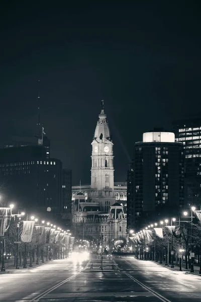 费城市政厅和夜间街景 — 图库照片