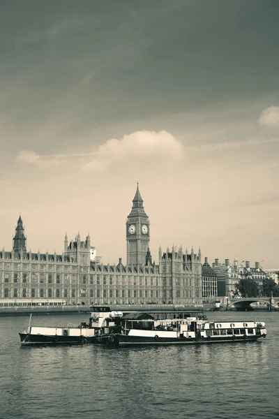 ビッグ ベンとロンドンのテムズ川でのボートで議会の家 — ストック写真