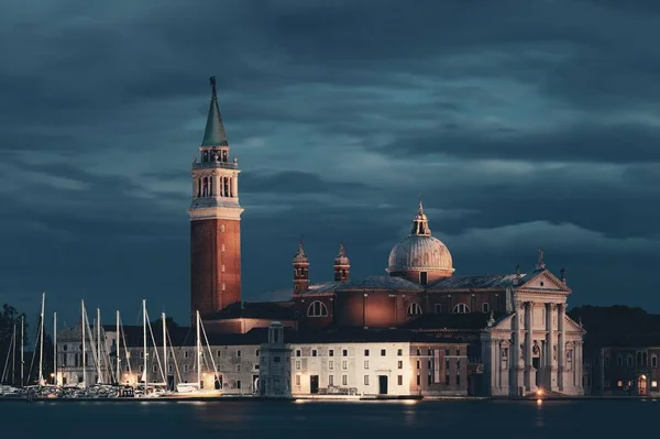 イタリアのヴェネツィアで夜のサン ジョルジョ マッジョーレ教会 — ストック写真