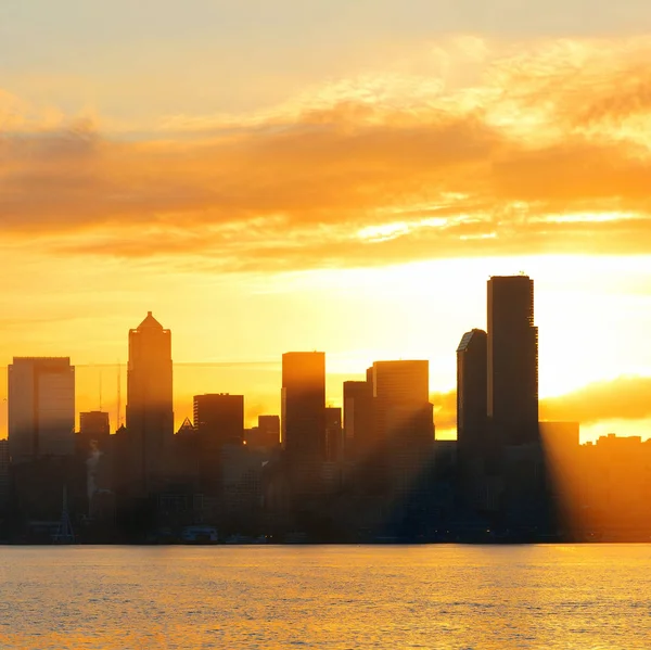 Seattle Auringonnousu Siluetti Näkymä Kaupunkien Toimistorakennukset — kuvapankkivalokuva