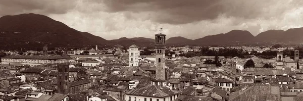 イタリアの塔と大聖堂のパノラマとルッカのスカイライン — ストック写真