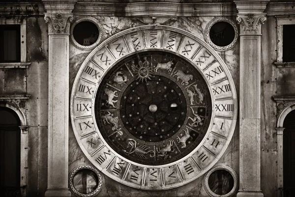 ヴェネツィア マルコ広場での歴史的建造物でのホロスコープとクロックします — ストック写真