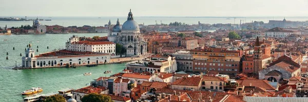 ヴェネツィア教会サンタ マリア デッラ サルテとイタリアの運河の空撮パノラマ — ストック写真