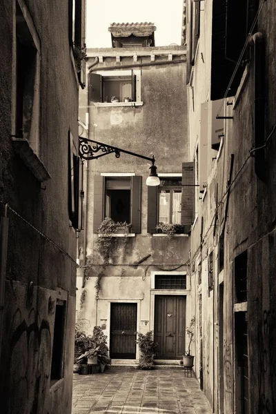 Vista Callejón Con Edificios Históricos Venecia Italia — Foto de Stock