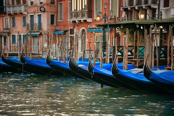 Gondole Parc Dans Eau Dans Canal Venise Avec Des Bâtiments — Photo