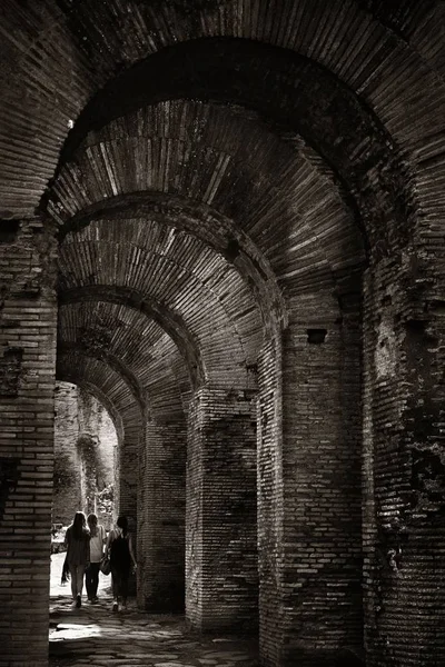 アーチの中を歩いて観光客 歴史的建造物 イタリアの遺跡にローマ フォーラム — ストック写真