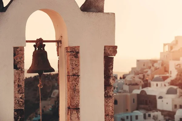 Isla Santorini Con Arquitectura Tradicional Campanario Atardecer Grecia — Foto de Stock