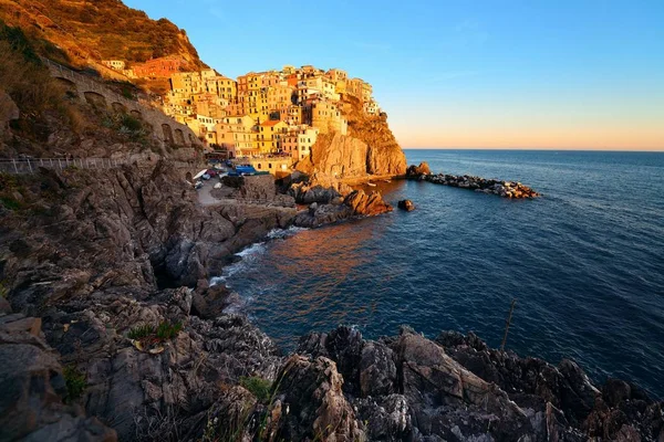 Manarola Con Edificios Sobre Acantilado Cinque Terre Italia — Foto de Stock