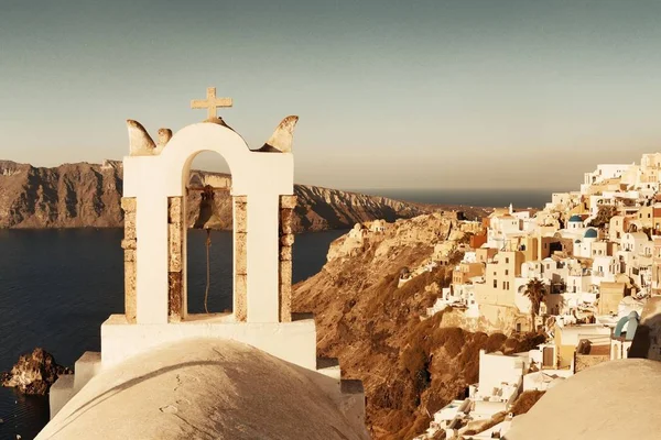 Santorini Skyline Будівлями Дзвіницею Греції — стокове фото