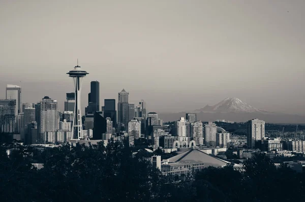 Seattle Stad Skyline Met Rainier Bij Zonsondergang Met Stedelijke Kantoorgebouwen — Stockfoto