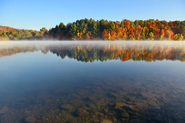 Озерный Туман Осенней Листвы Горы Отражением Новой Англии Стоу — стоковое фото